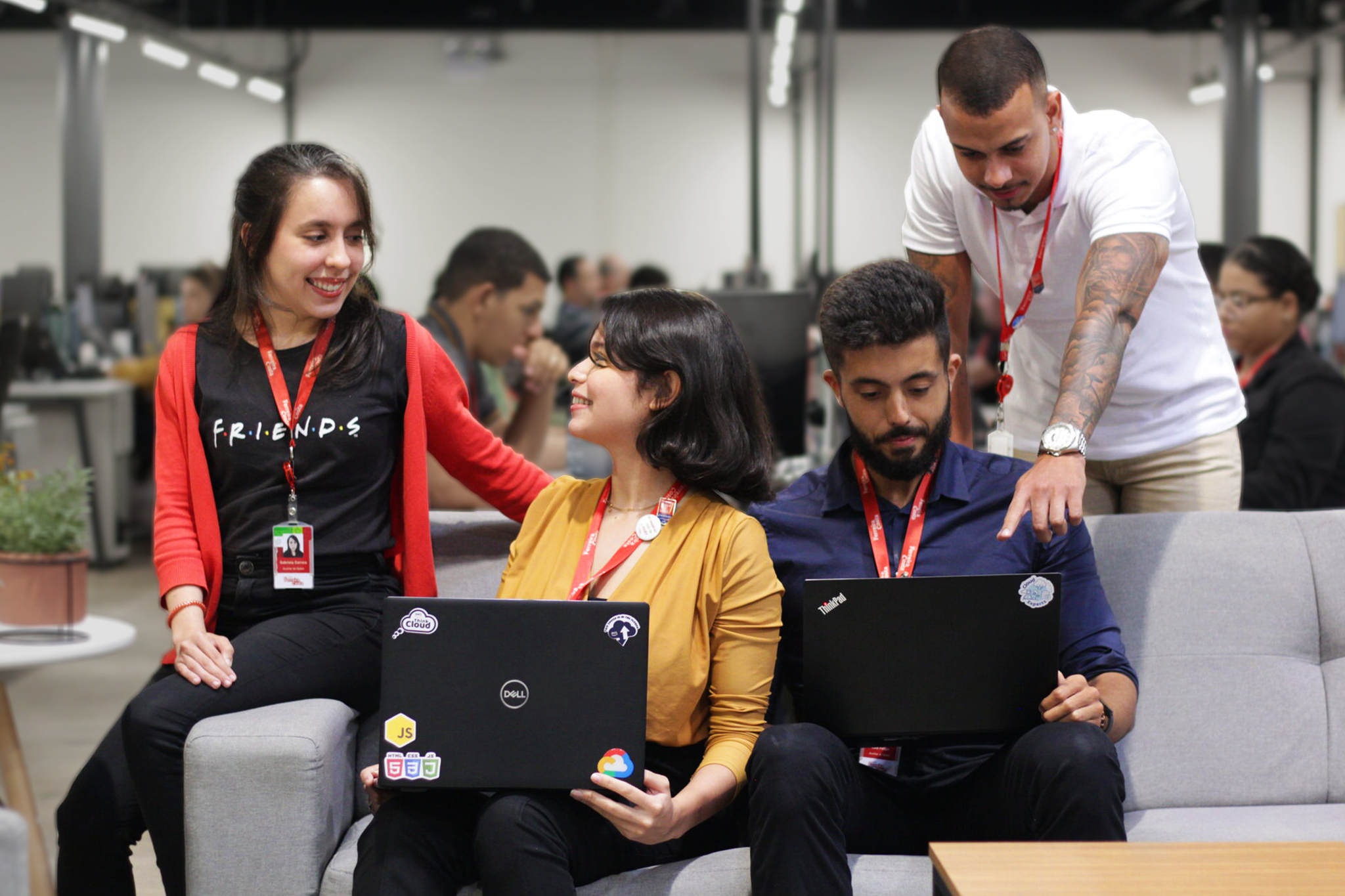 Equipe FCx Labs trabalhando em colaboração